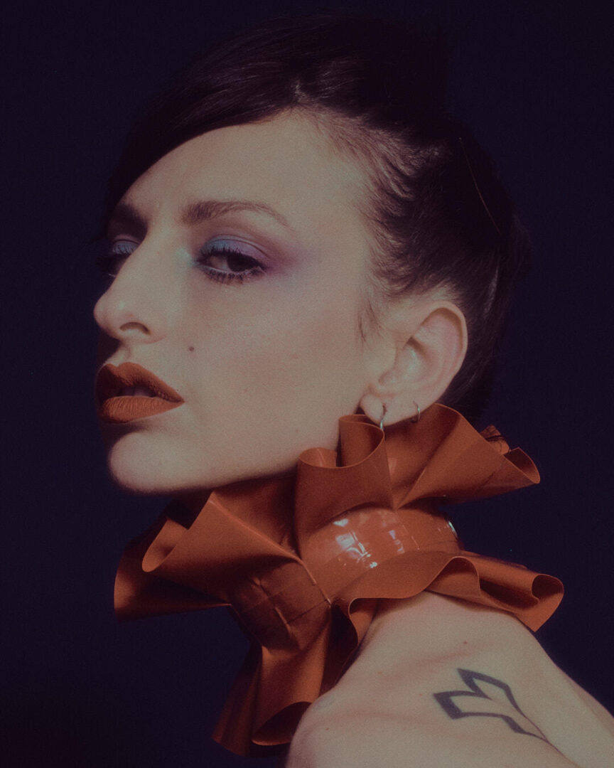 Ruffles and Gloves | porträt portrait latex fashion editorial headshot female photography photographer berlin
